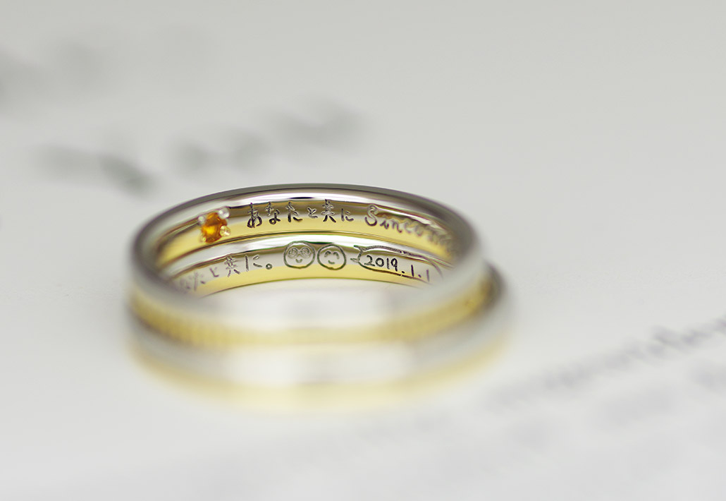 直筆のイラストやメッセージが刻印されたコンビデザインの結婚指輪（マリッジリング）
