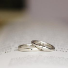 プラチナ950製の甲丸ストレート結婚指輪（マリッジリング）