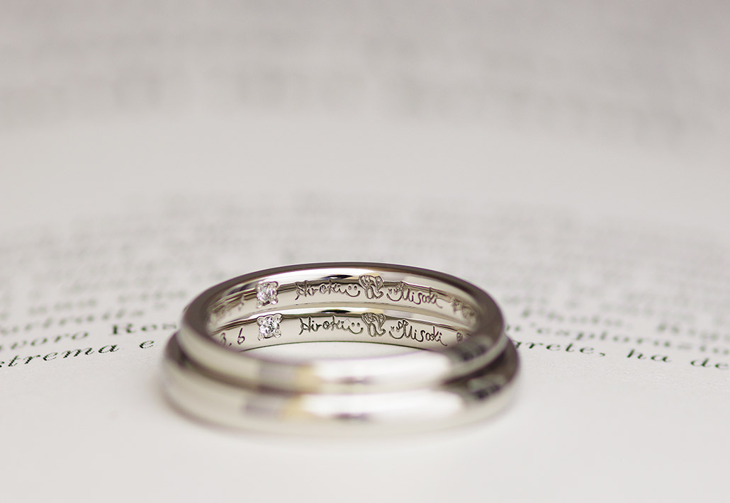 手描きの文字とイラストがレーザー刻印された結婚指輪（マリッジリング）