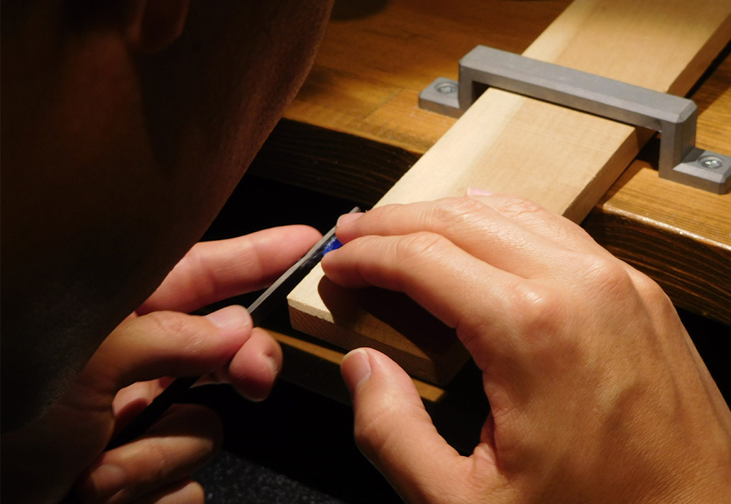 アトリエクラム新潟店で結婚指輪（マリッジリング）を手作りする男性