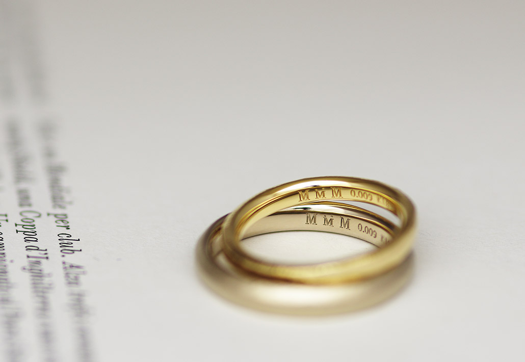 イニシャルをレーザー刻印した手作りの結婚指輪（マリッジリング）