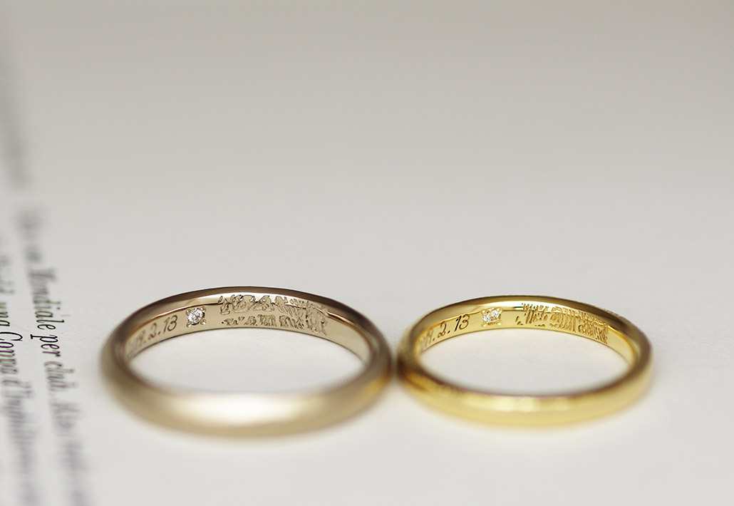 指紋のレーザー刻印が内側に入ったゴールドの結婚指輪（マリッジリング）