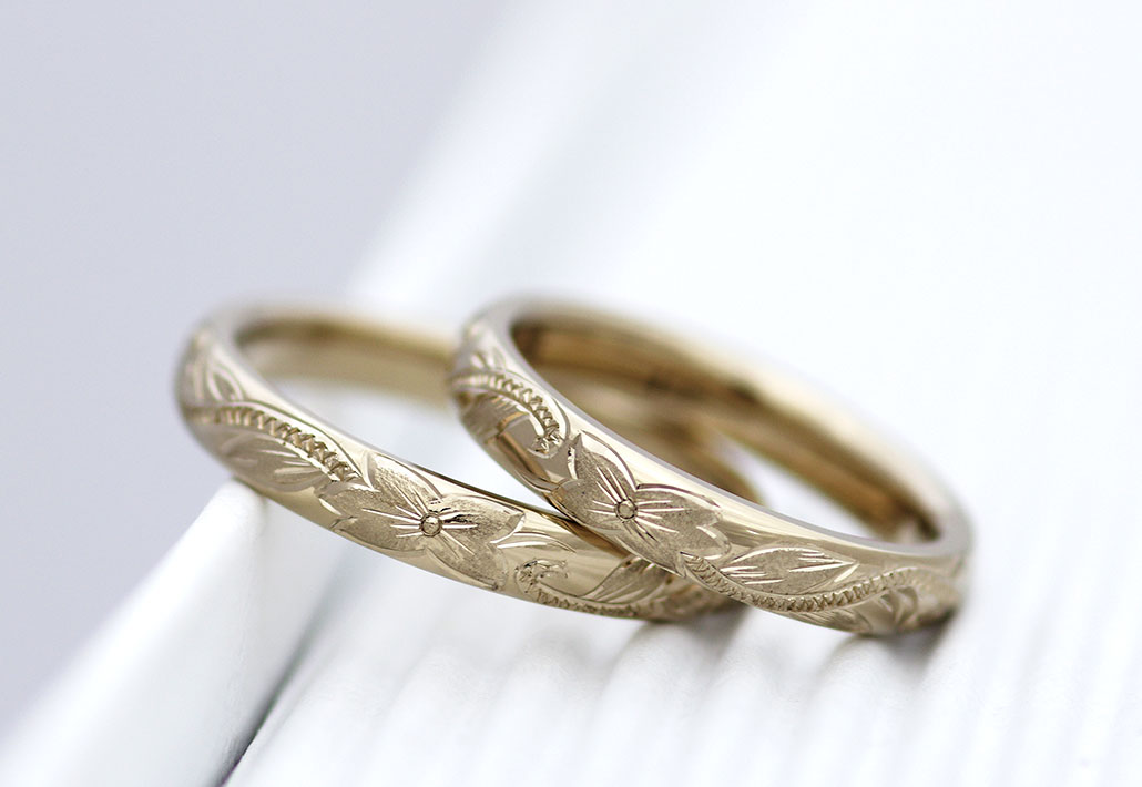 ハワイアンジュエリーのような手彫りデザインが施された結婚指輪（マリッジリング）