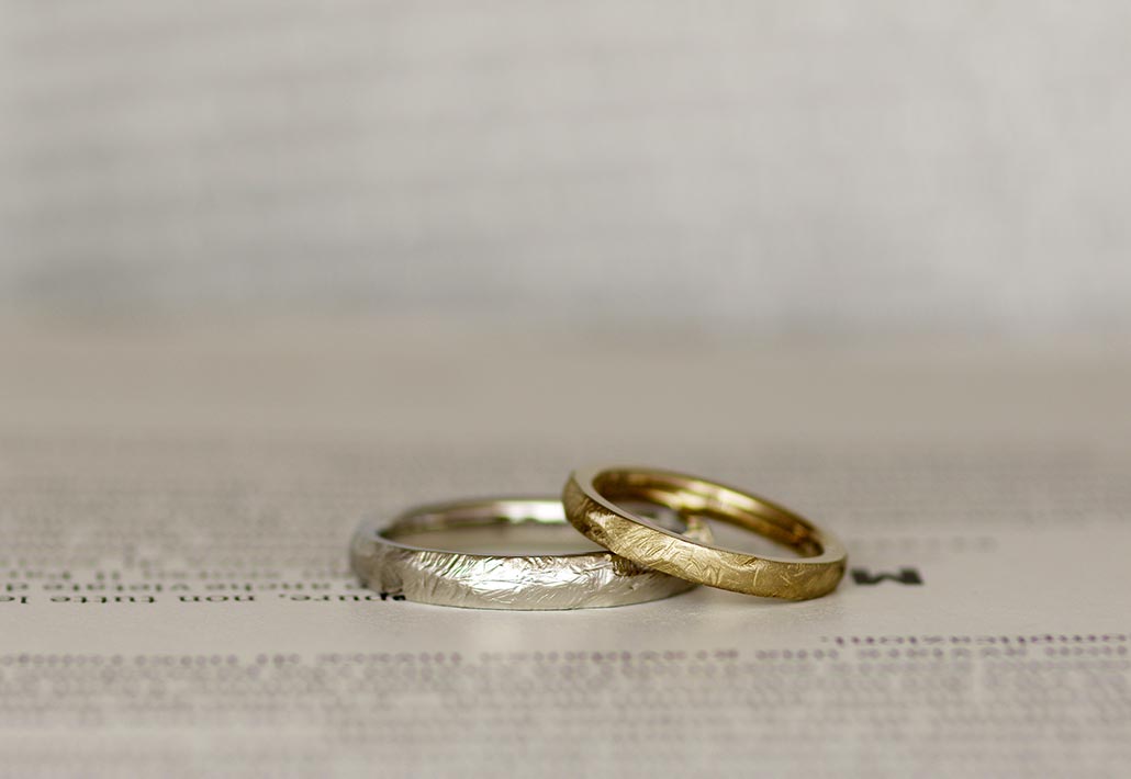 プラチナとブラウンゴールドの手作りした風合いを残した結婚指輪（マリッジリング）