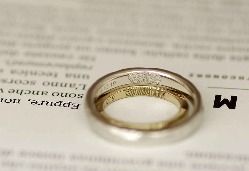 薬指の指紋がレーザー刻印された手作りの結婚指輪（マリッジリング）