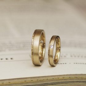 ブラウンゴールドの幅広マリッジリング（結婚指輪）