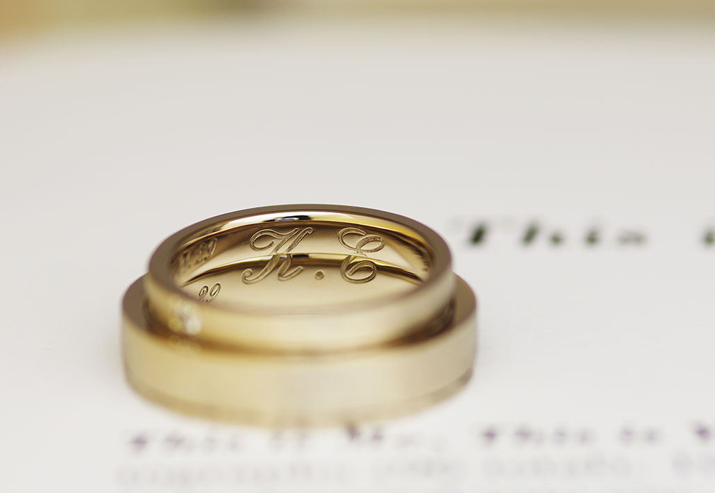 合わせるとイニシャルが浮かび上がるデザインの結婚指輪（マリッジリング）