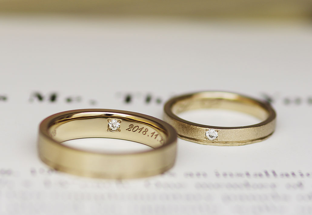 2石で1ペアのダイヤモンドがセッティングされた結婚指輪（マリッジリング）