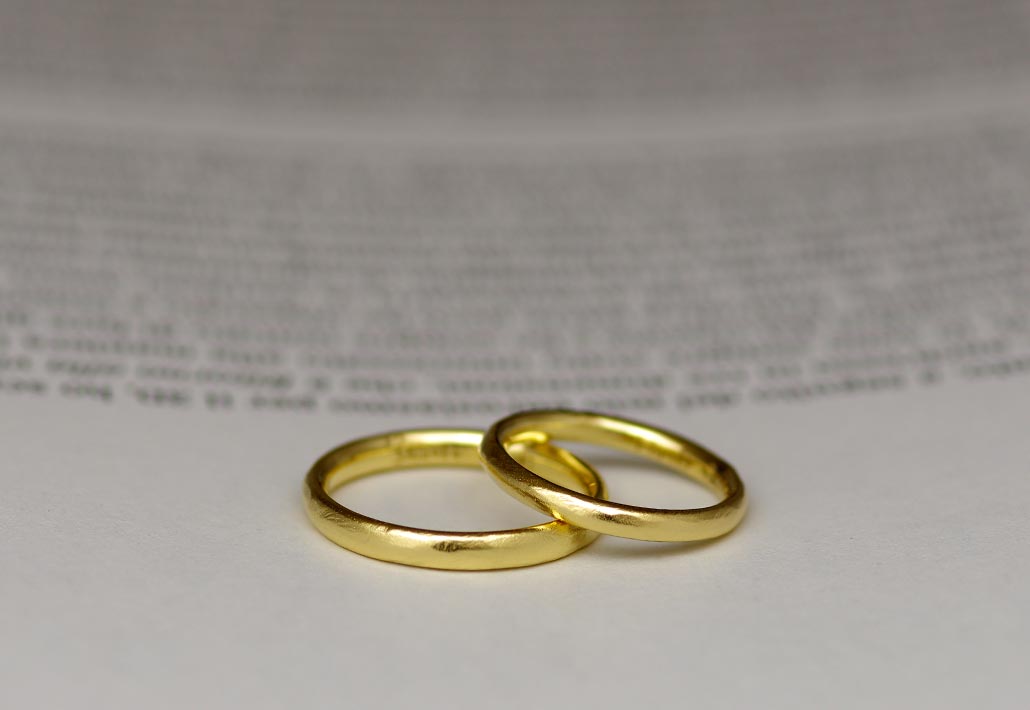 K18イエローゴールド素材のシンプルな結婚指輪（マリッジリング）