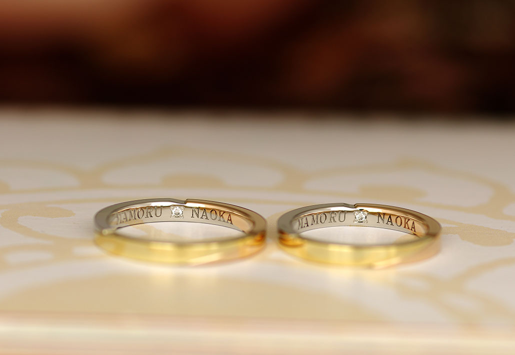 名前が刻印されツインダイヤが留まるオーダーメイドの結婚指輪（マリッジリング）