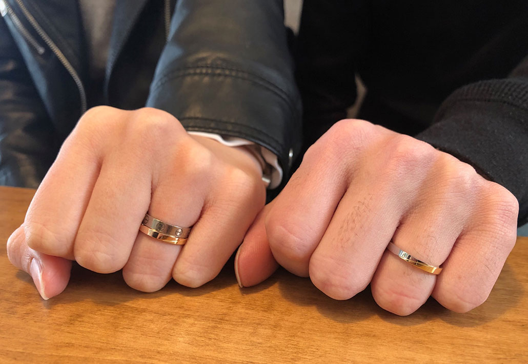 オーダーメイドの結婚指輪（マリッジリング）をアトリエクラムで受け取るご夫婦