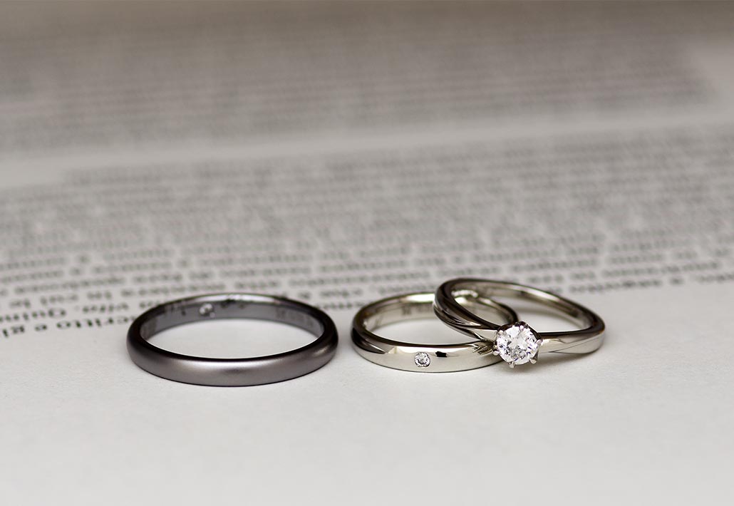 高品質のプラチナとアレルギーフリーのタンタルを使用した結婚指輪（マリッジリング）と婚約指輪（エンゲージリング）のセットリング