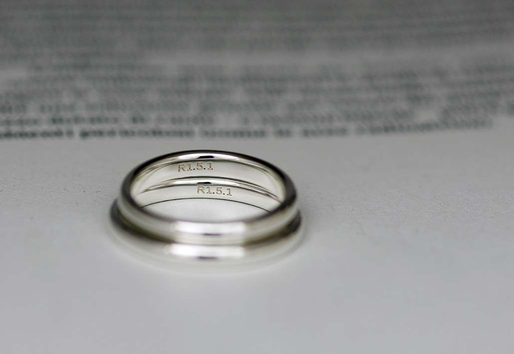 令和の頭文字Rを彫刻した結婚指輪