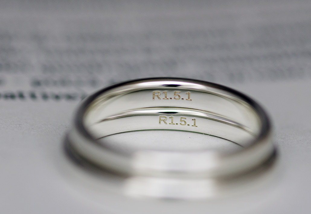 新元号「令和」の頭文字Rが指輪の内側に入った結婚指輪