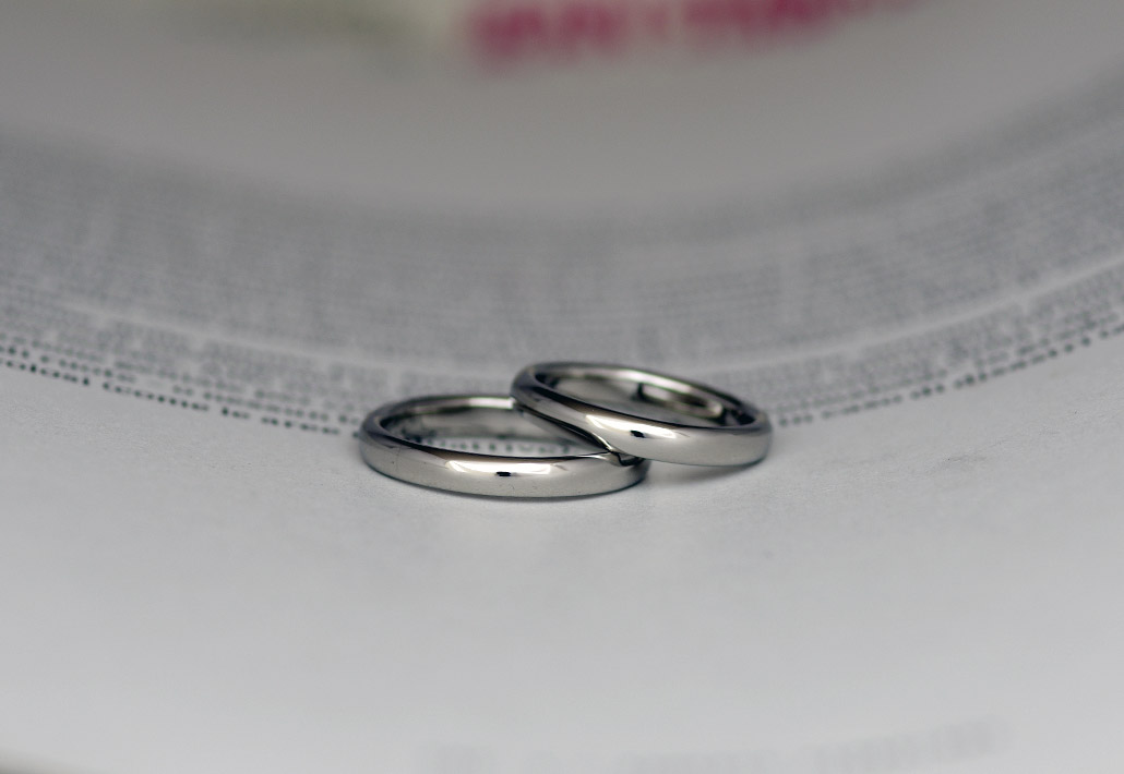 シンプルさが人気のミニマリストのためのミニマリズムな結婚指輪