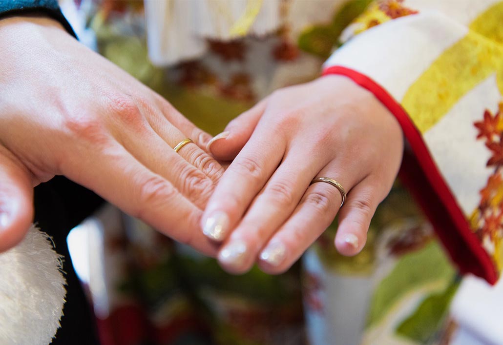 結婚式で和装に身を包み撮影をしている新郎新婦の手元で輝く手作りの結婚指輪（マリッジリング）