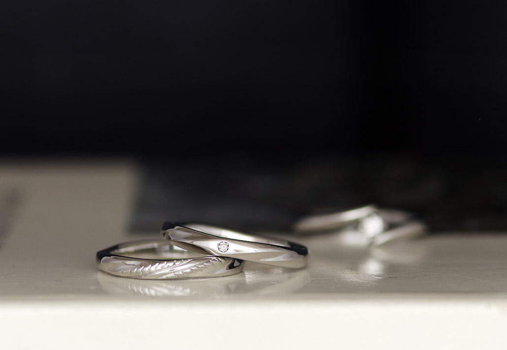 車のタイヤをイメージした模様を入れたプラチナの結婚指輪（マリッジリング）