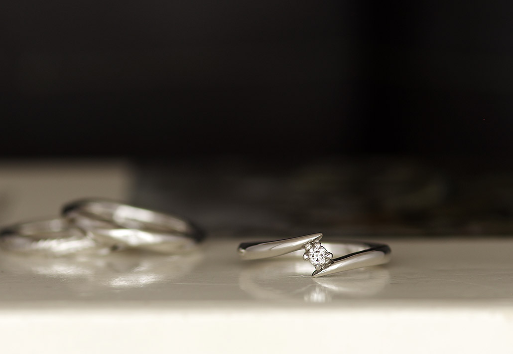 プラチナ素材のウェーブデザインの婚約指輪（エンゲージリング）