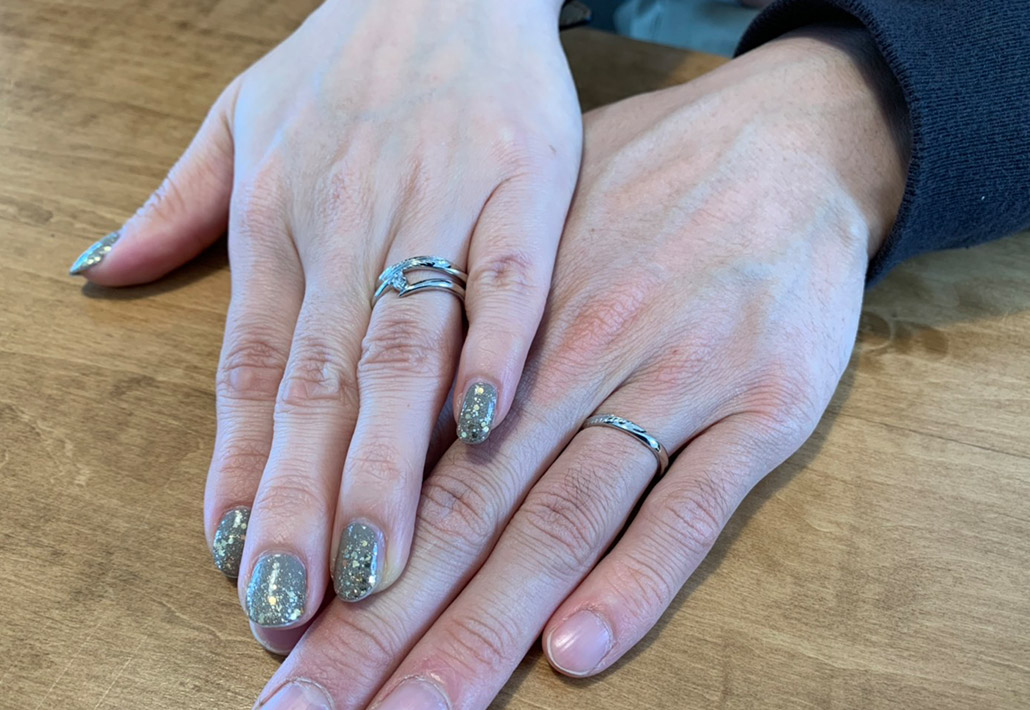 手作りした結婚指輪（マリッジリング）と婚約指輪（エンゲージリング）をアトリエクラム新潟店で受け取ったカップル