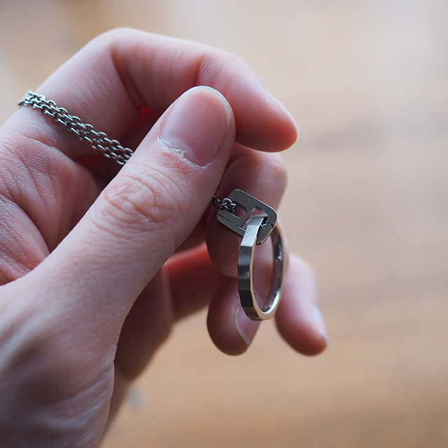 指輪をネックレスにできるリングホルダー