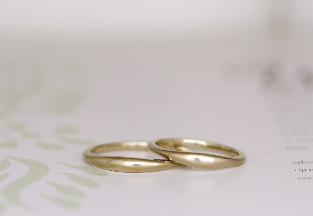 華奢なゴールドの結婚指輪（マリッジリング）