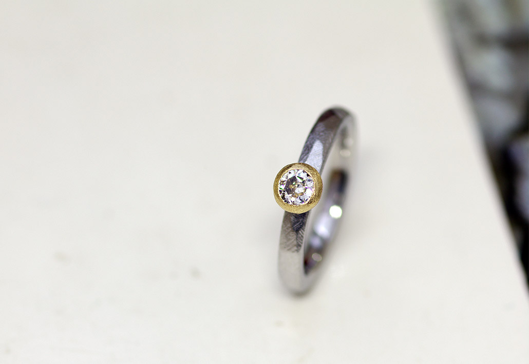 丸みのあるコンビデザインの手作り婚約指輪（マリッジリング）
