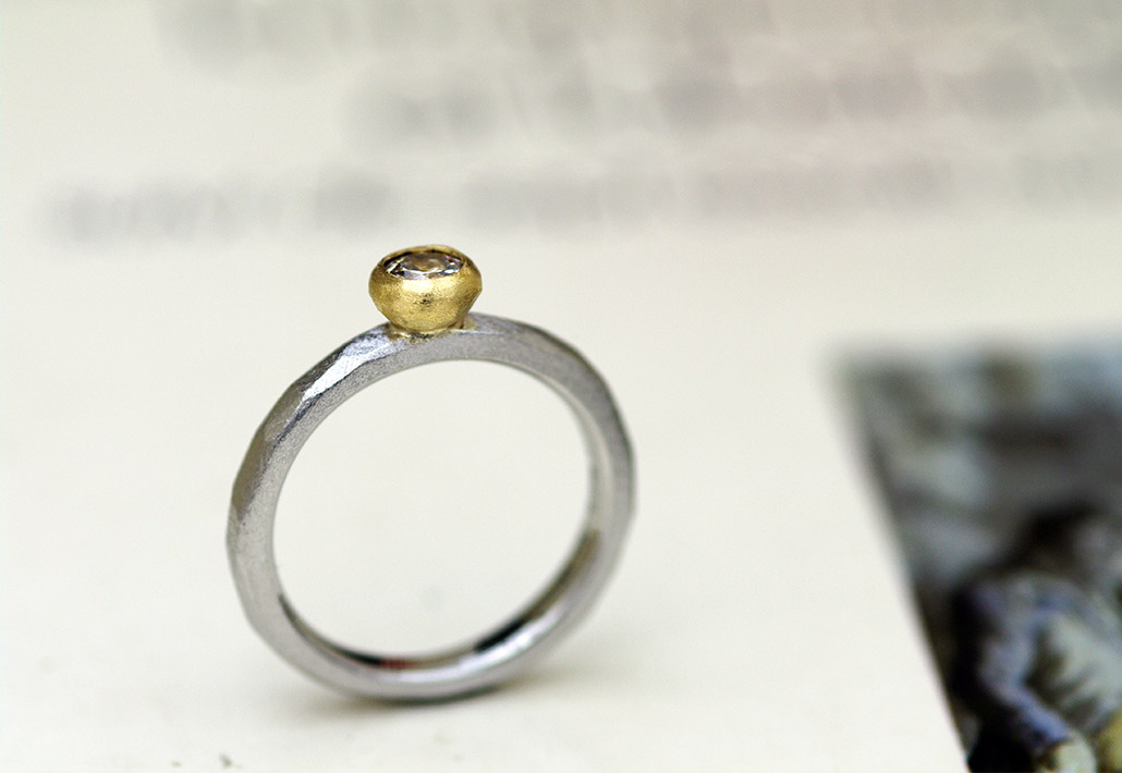 プラチナとイエローゴールドの婚約指輪（エンゲージ・プロポーズリング）