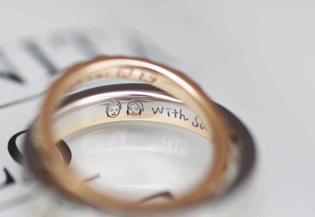 結婚指輪（マリッジリング）の内側に刻印された夫婦の似顔絵