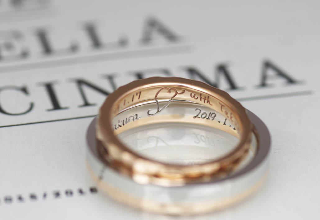 イニシャルとハートを組み合わせたオリジナルマークを刻印した結婚指輪（マリッジリング）の内側