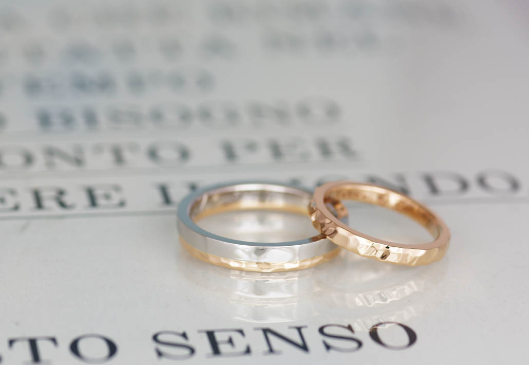 ピンクゴールドとプラチナの槌目デザインのコンビネーションマリッジリング（結婚指輪）