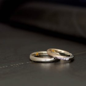 18金とプラチナの違う材質を組み合わせた結婚指輪（マリッジリング）