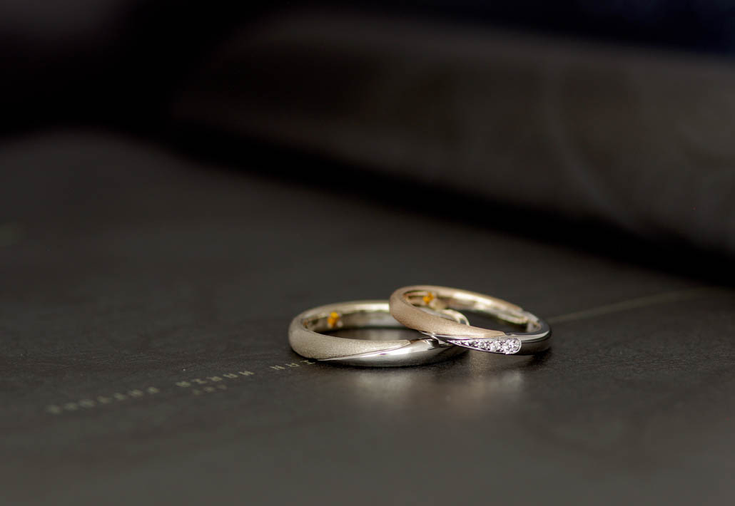 18金とプラチナの違う材質を組み合わせた結婚指輪（マリッジリング）