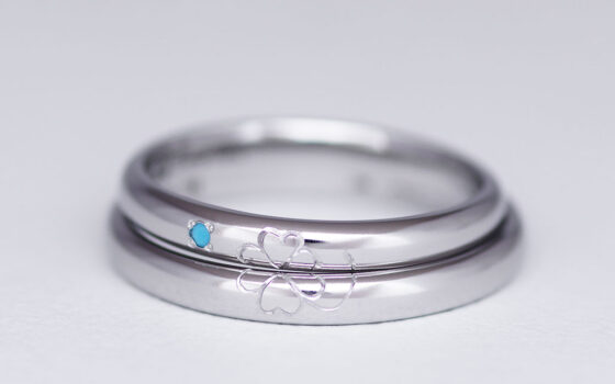 クローバーの彫刻がデザインされたサージカルステンレス製の結婚指輪（マリッジリング）