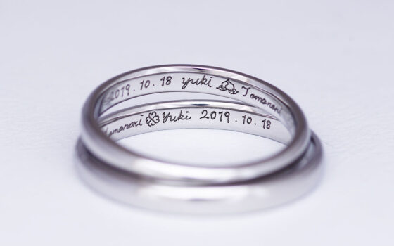サージカルステンレス製の結婚指輪（マリッジリング）の内側に刻印された文字