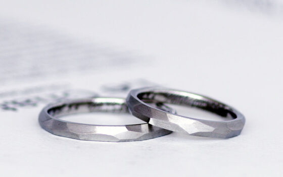 ランダムなカッティングデザインの結婚指輪（マリッジリング）
