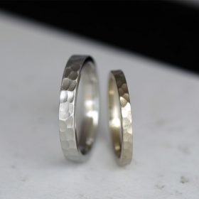 セミオーダーデザインからオーダーした鎚目模様の結婚指輪（マリッジリング）