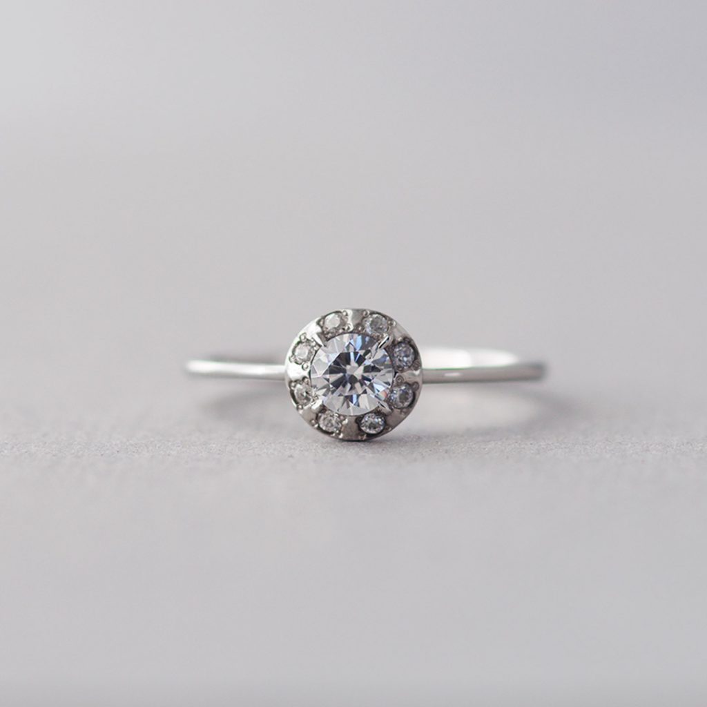 メレダイヤがセンターダイヤを囲んだアンティーク調の婚約指輪（エンゲージリング）