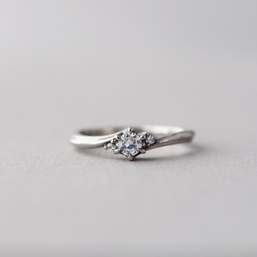 ウェーブが美しいシンプルな定番デザインの婚約指輪（エンゲージリング）