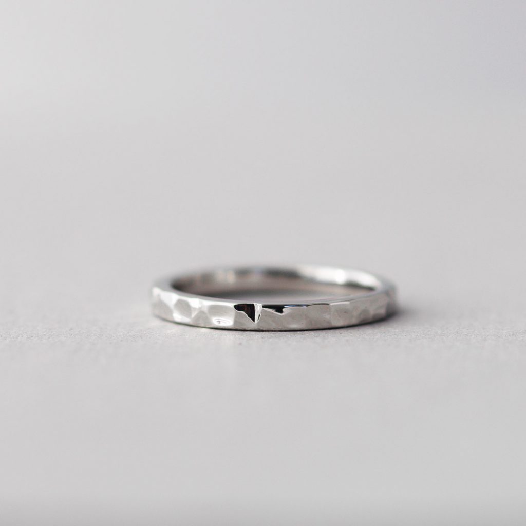 平打にゆるめの鎚目が入ったシンプルな結婚指輪（マリッジリング）
