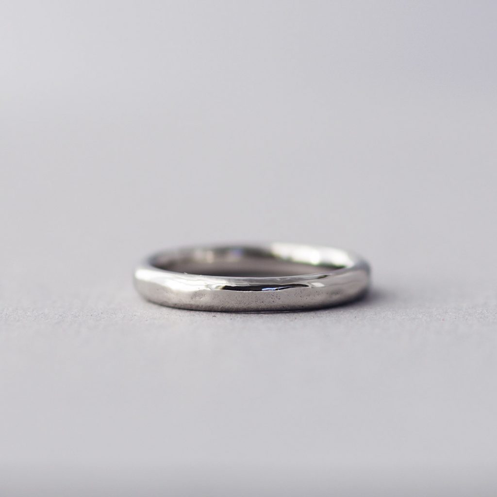 不規則にボコボコとした形状のクラフト感ある結婚指輪（マリッジリング）