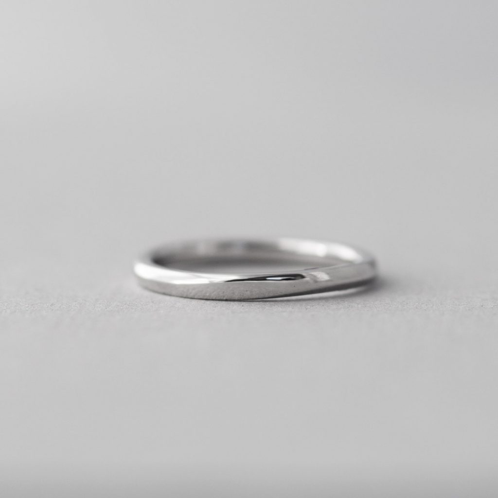 ひねりのラインが美しい定番デザインだけど人気のシンプルな結婚指輪（マリッジリング）