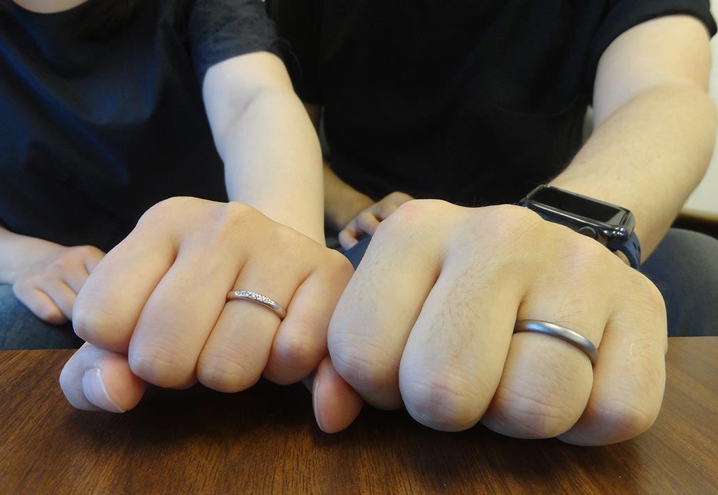 完成した結婚指輪を身に付けた新潟市のカップルの指元