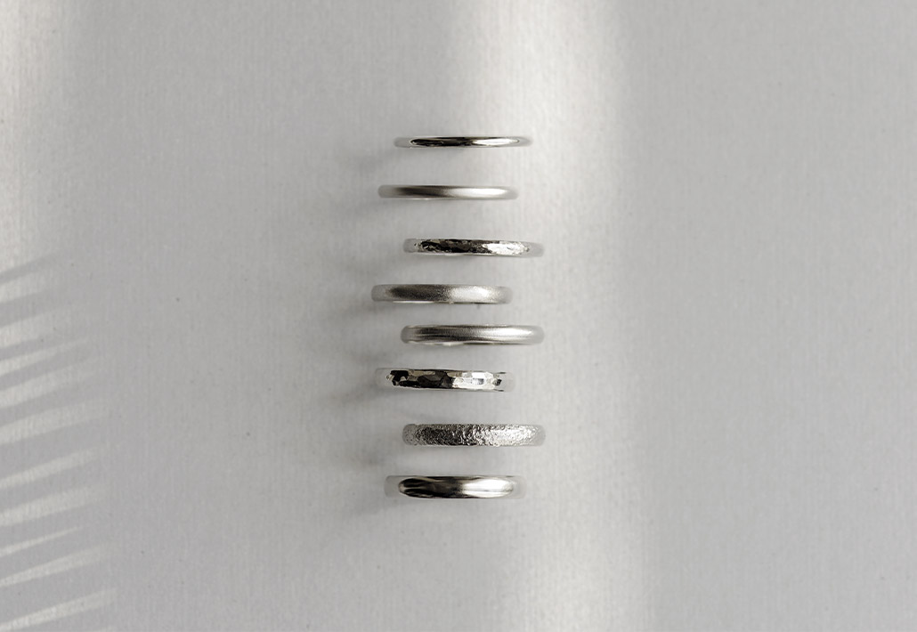 シンプルなミニマルデザインの結婚指輪