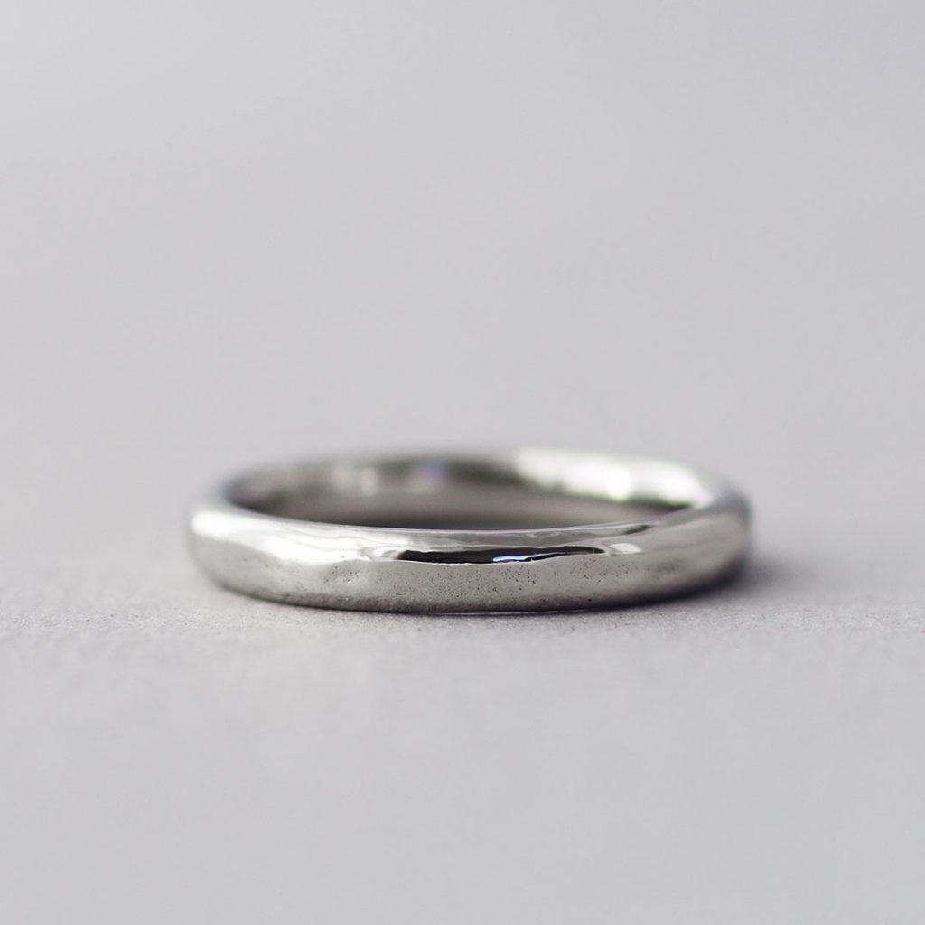 シンプルな結婚指輪（マリッジリング）