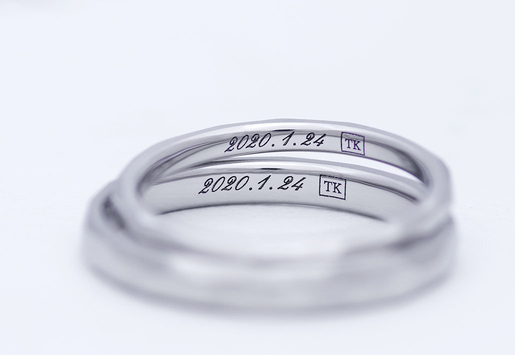 日付とロゴの刻印が入った結婚指輪（マリッジリング）