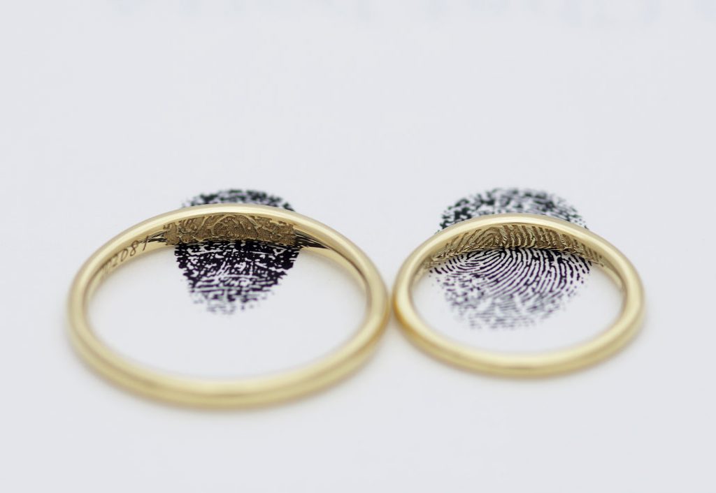 それぞれの指紋を刻印したゴールドの結婚指輪（マリッジリング）