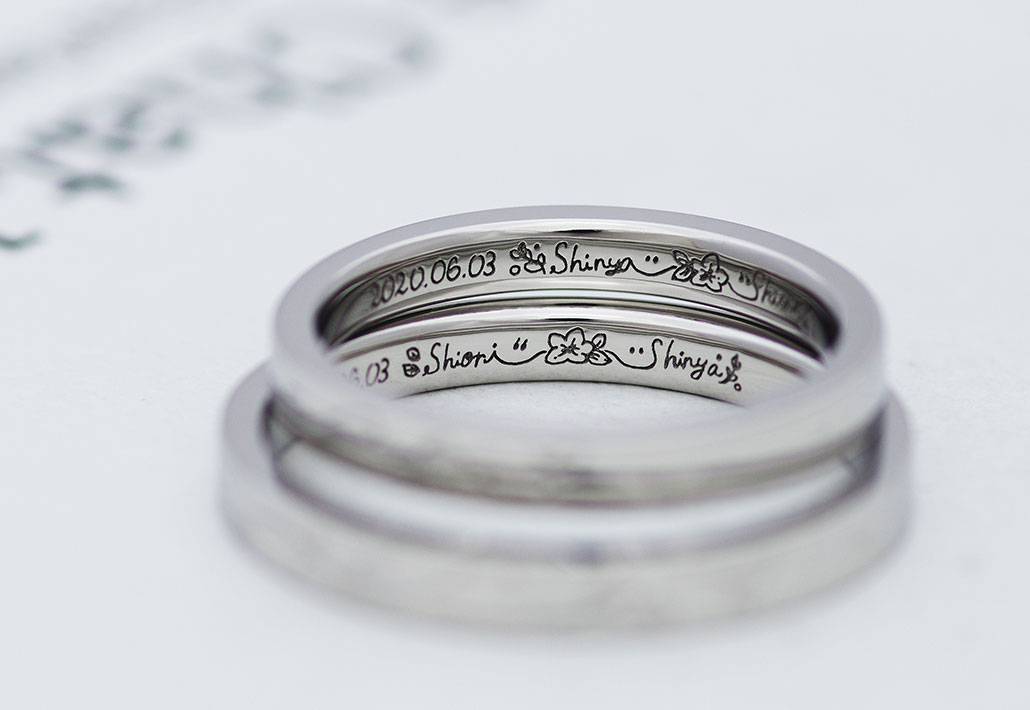 直筆の文字が刻印されたプラチナの結婚指輪（マリッジリング）