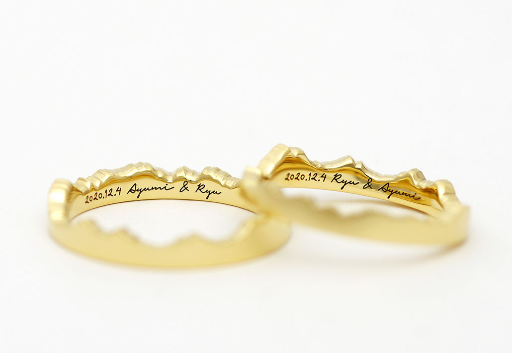 イエローゴールドの結婚指輪（マリッジリング）の内側に入った文字刻印
