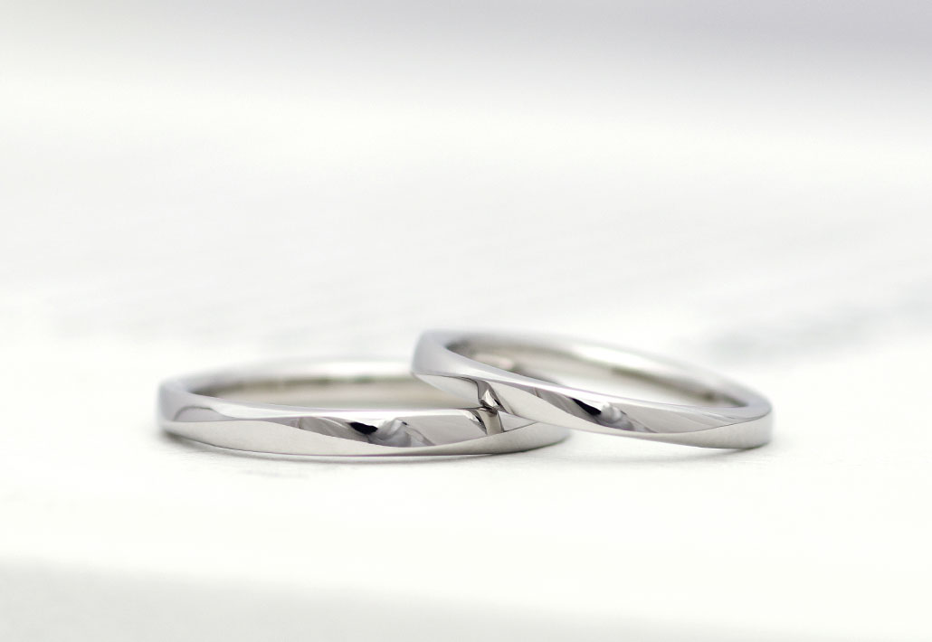 シンプルなプラチナの結婚指輪（マリッジリング）