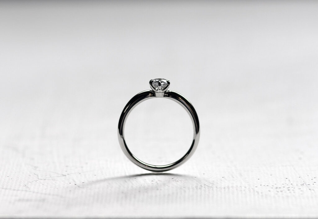 新作の婚約指輪